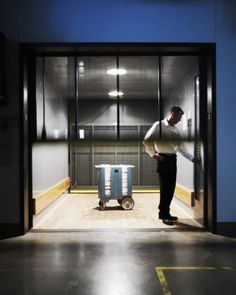 Thang máy tải hàng